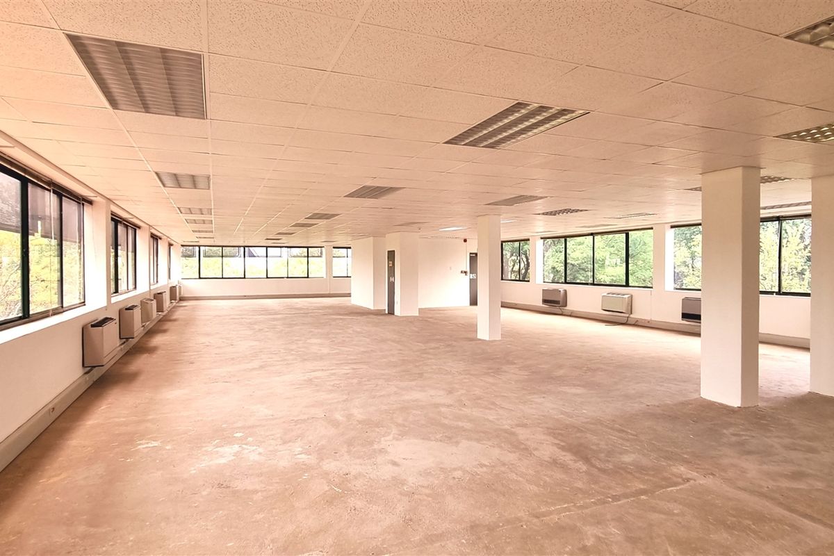 Office to let in The Woodlands Office Park - Photo 3