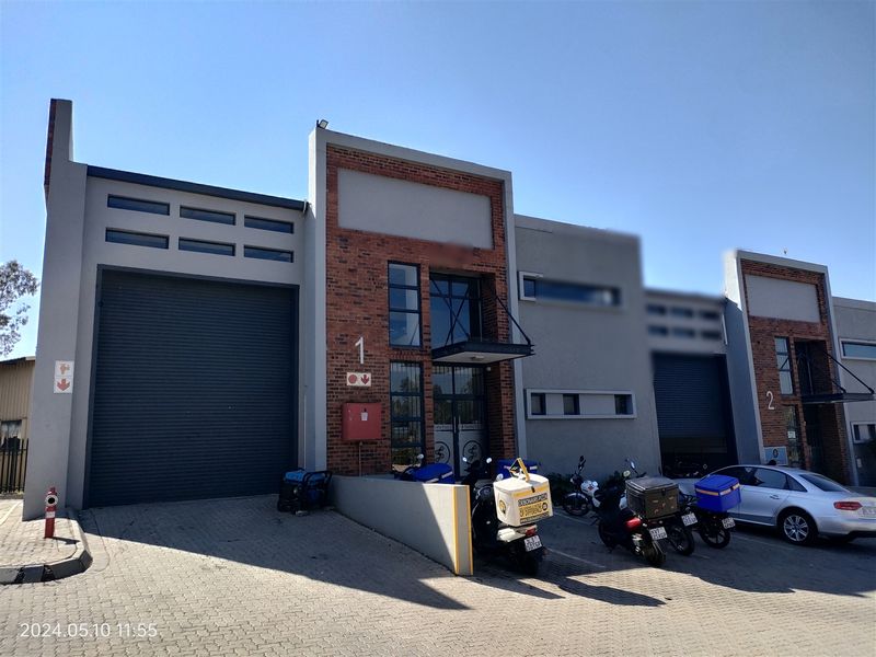 363m2  Warehouse  - TO LEASE - Photo 1