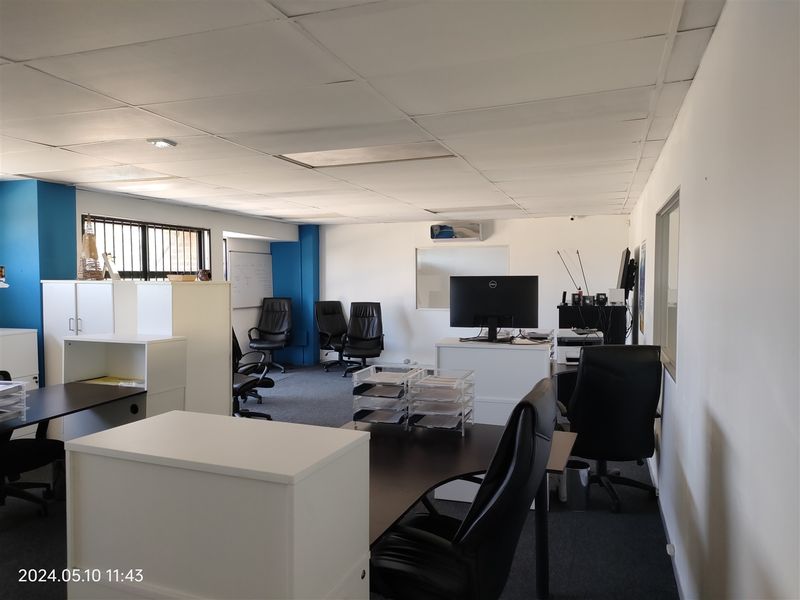 363m2  Warehouse  - TO LEASE - Photo 8