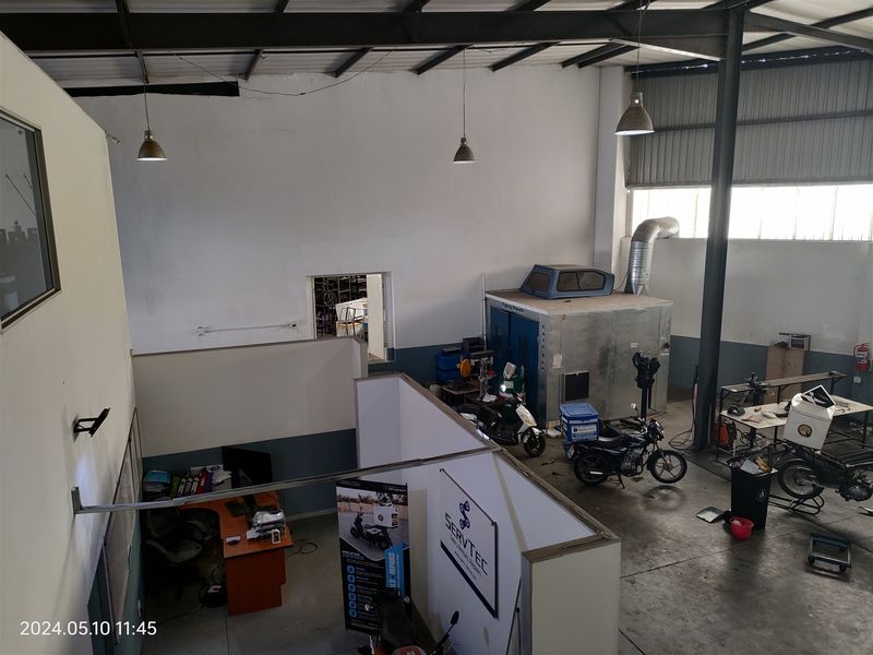 363m2  Warehouse  - TO LEASE - Photo 2
