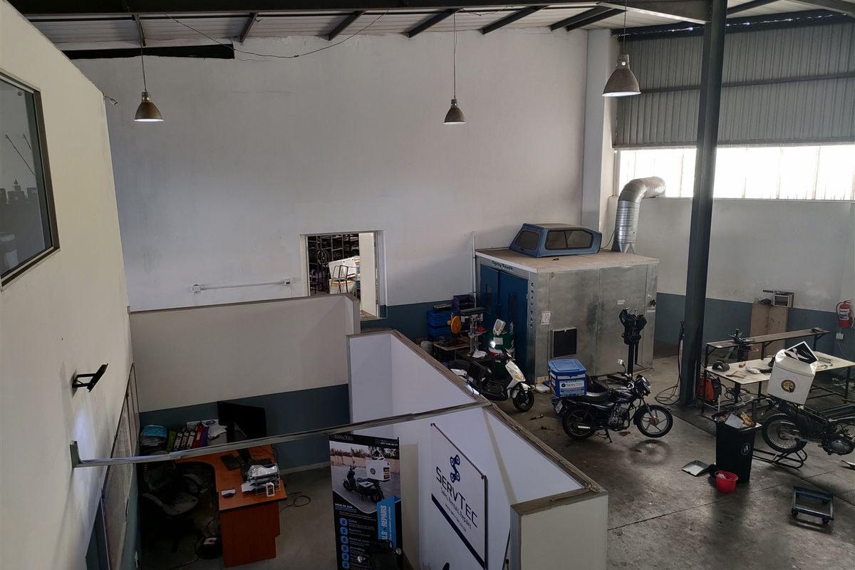 363m2  Warehouse  - TO LEASE - Photo 2