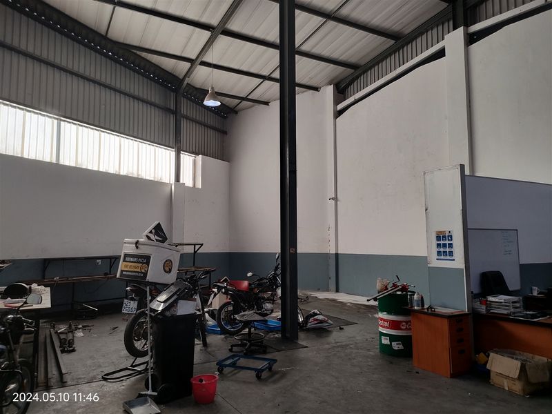 363m2  Warehouse  - TO LEASE - Photo 4