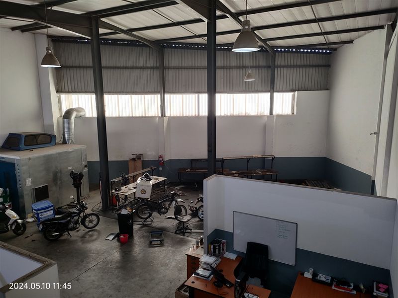 363m2  Warehouse  - TO LEASE - Photo 3