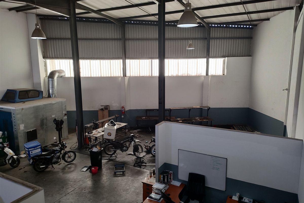 363m2  Warehouse  - TO LEASE - Photo 3