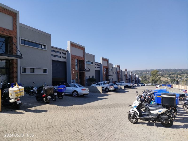 363m2  Warehouse  - TO LEASE - Photo 10