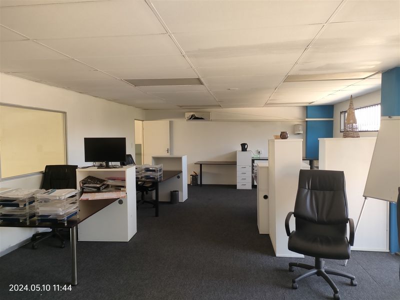 363m2  Warehouse  - TO LEASE - Photo 7