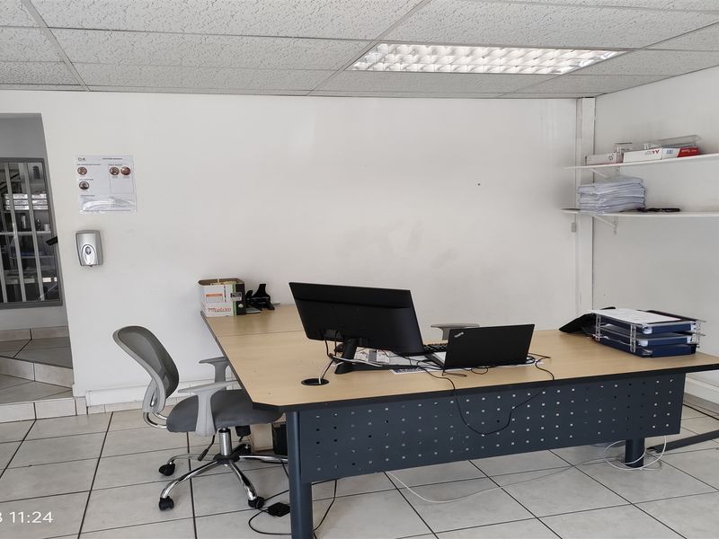 675m2  Warehouse  - TO LEASE - Photo 10