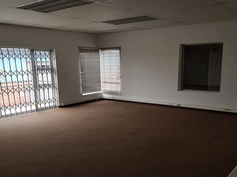 675m2  Warehouse  - TO LEASE - Photo 9