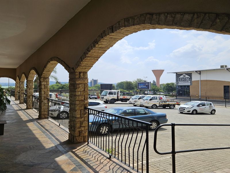 2618m2  Showroom, Offices and Warehouse  - TO LEASE - Photo 4