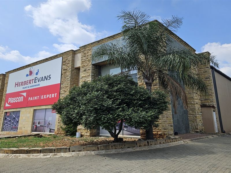 2618m2  Showroom, Offices and Warehouse  - TO LEASE - Photo 5