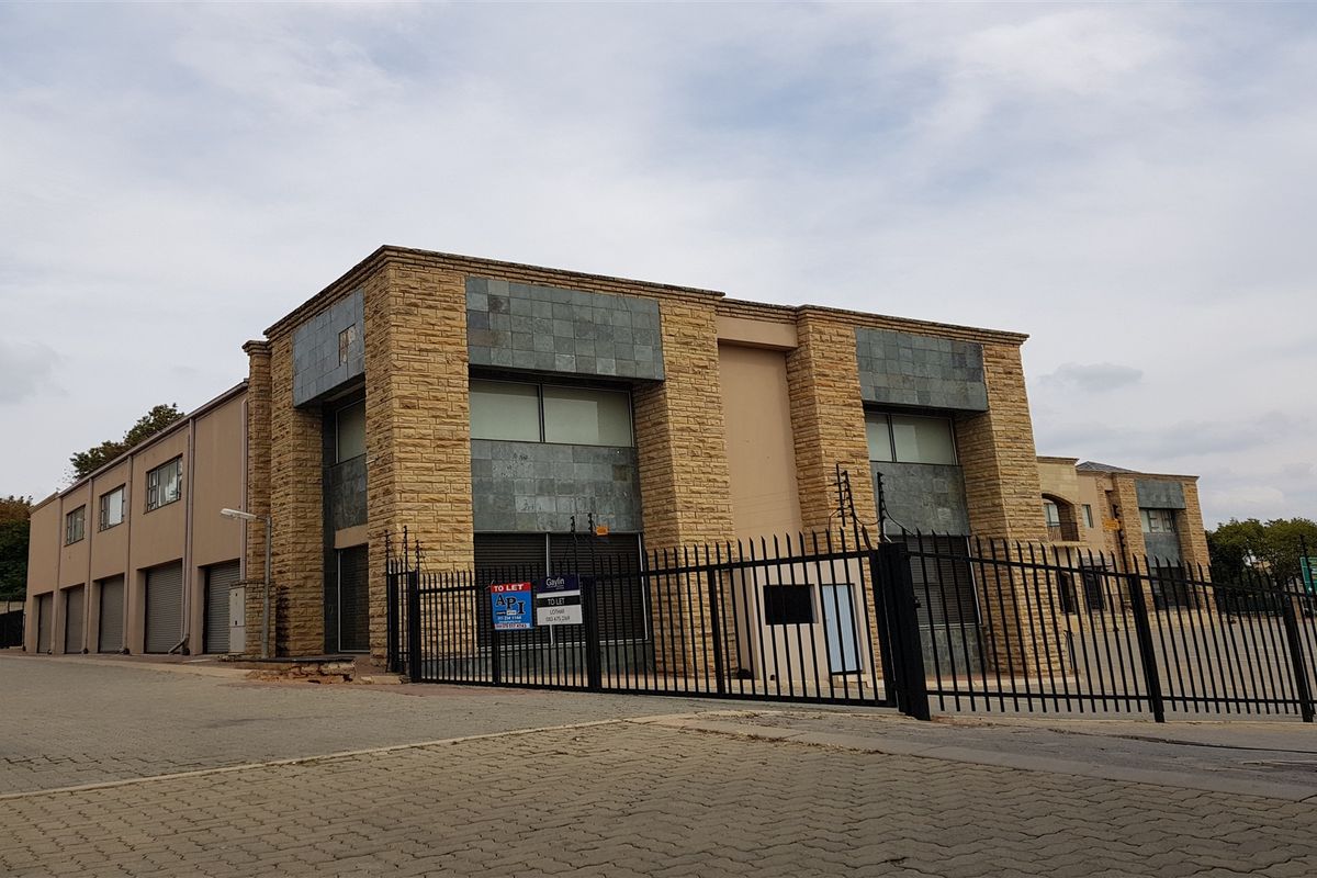2618m2  Showroom, Offices and Warehouse  - TO LEASE - Photo 2