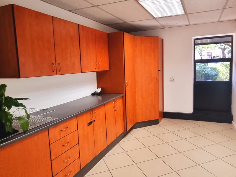 Office to let in Hurlingham Office Park - Photo 9
