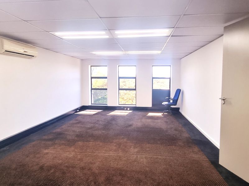 Office to let in Hurlingham Office Park - Photo 8