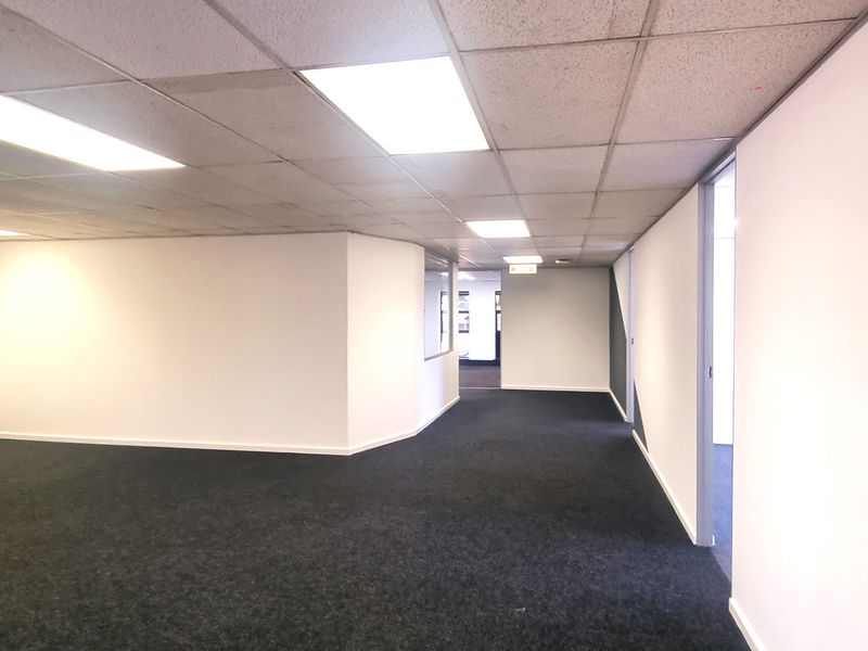 Office to let in Hurlingham Office Park - Photo 7