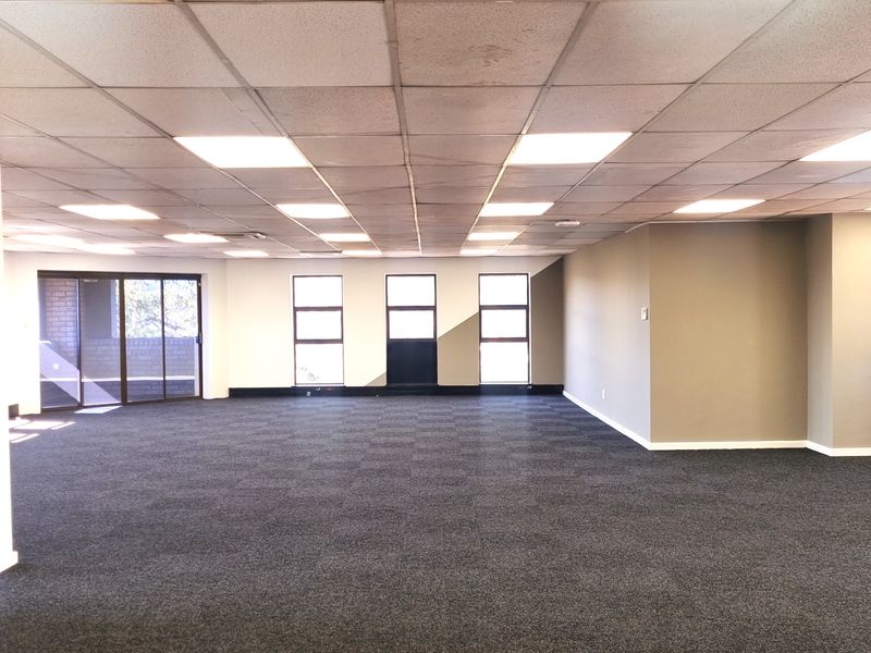 Office to let in Hurlingham Office Park - Photo 4