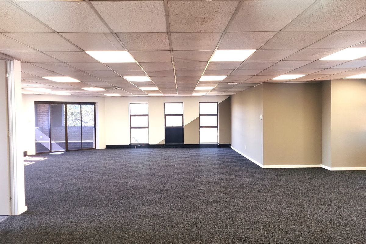 Office to let in Hurlingham Office Park - Photo 4