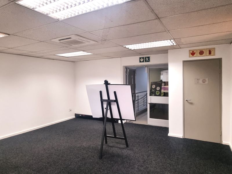 Office to let in Hurlingham Office Park - Photo 3