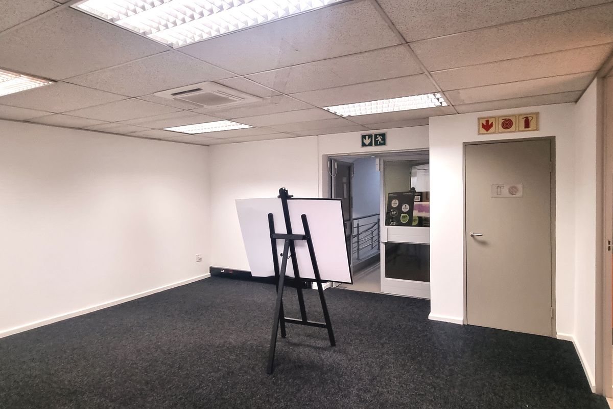 Office to let in Hurlingham Office Park - Photo 3