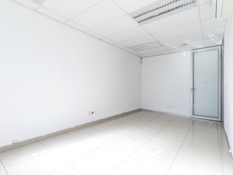 Immaculate Office Right Opposite Fourways Life Hospital - Photo 7