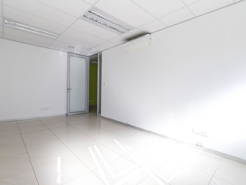 Immaculate Office Right Opposite Fourways Life Hospital - Photo 6