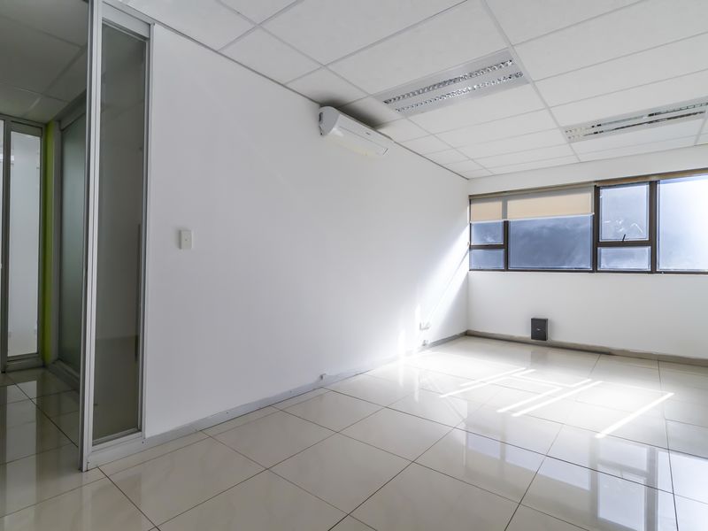 Immaculate Office Right Opposite Fourways Life Hospital - Photo 5