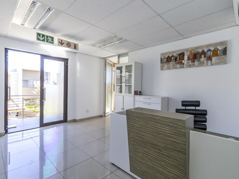 Immaculate Office Right Opposite Fourways Life Hospital - Photo 2