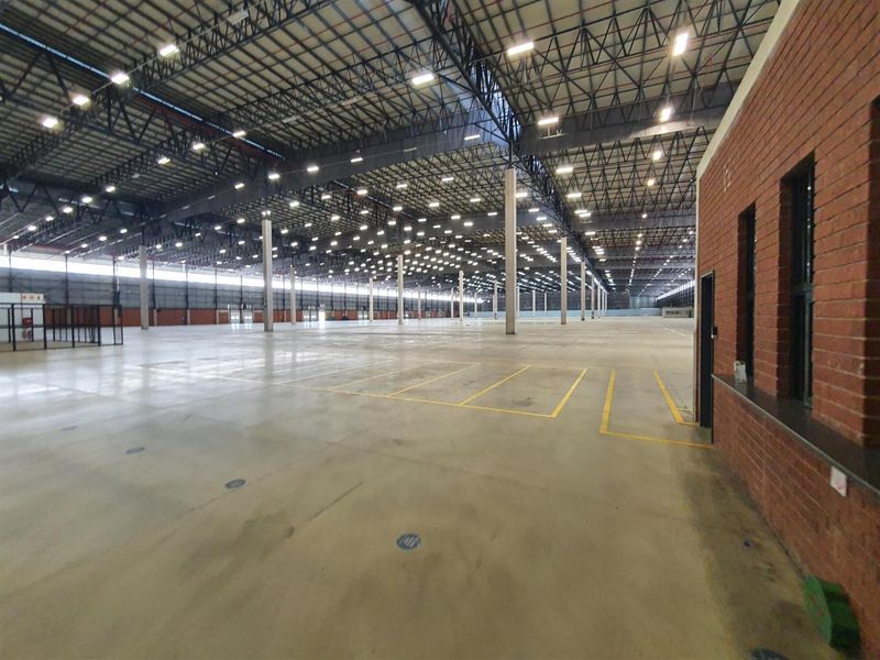 32,355m2 decentralised logistics hub available to lease - Photo 3