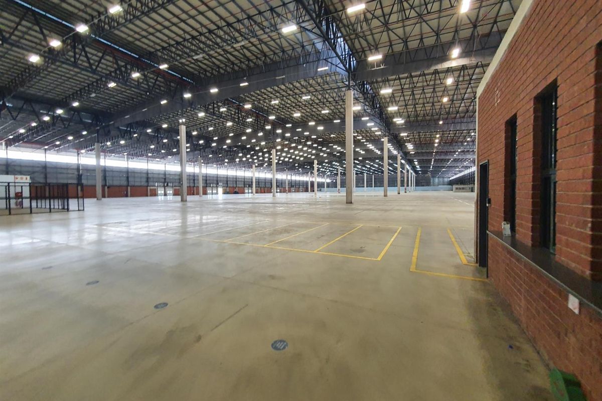 32,355m2 decentralised logistics hub available to lease - Photo 3