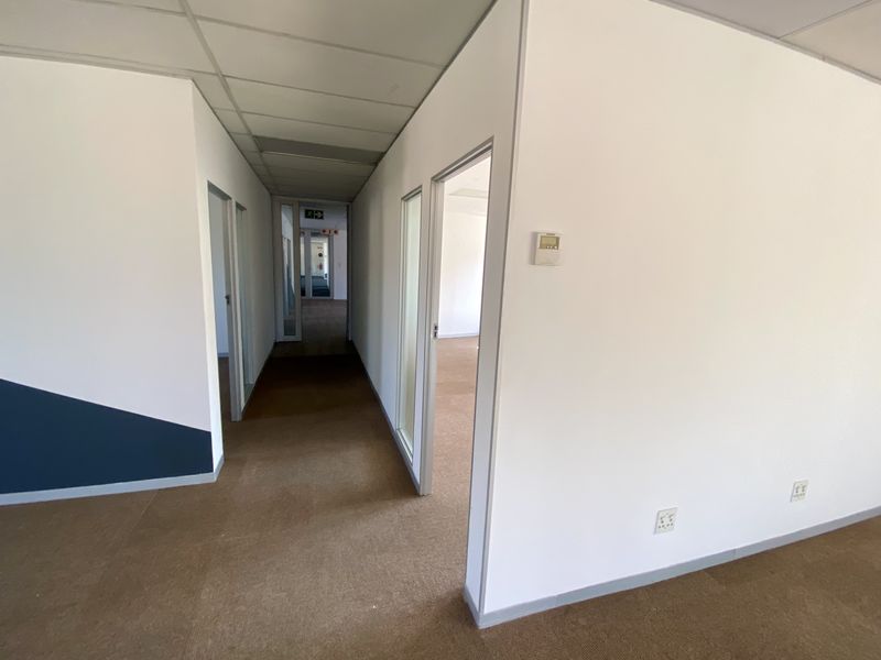 Fully fitted neat office in Corporate Park South with ample natural light. - Photo 9