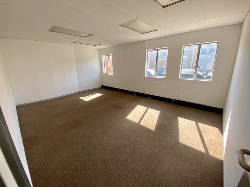 Fully fitted neat office in Corporate Park South with ample natural light. - Photo 7