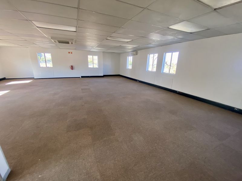 Fully fitted neat office in Corporate Park South with ample natural light. - Photo 6