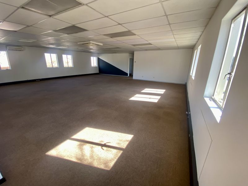 Fully fitted neat office in Corporate Park South with ample natural light. - Photo 5