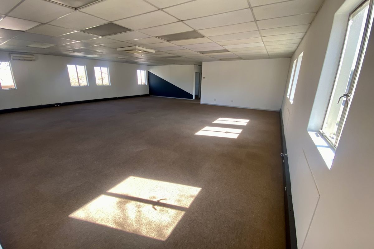 Fully fitted neat office in Corporate Park South with ample natural light. - Photo 5
