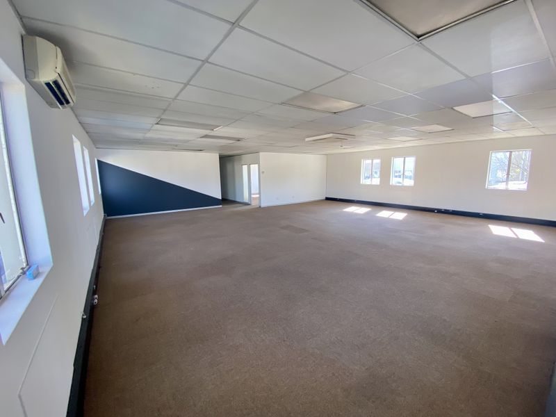 Fully fitted neat office in Corporate Park South with ample natural light. - Photo 3