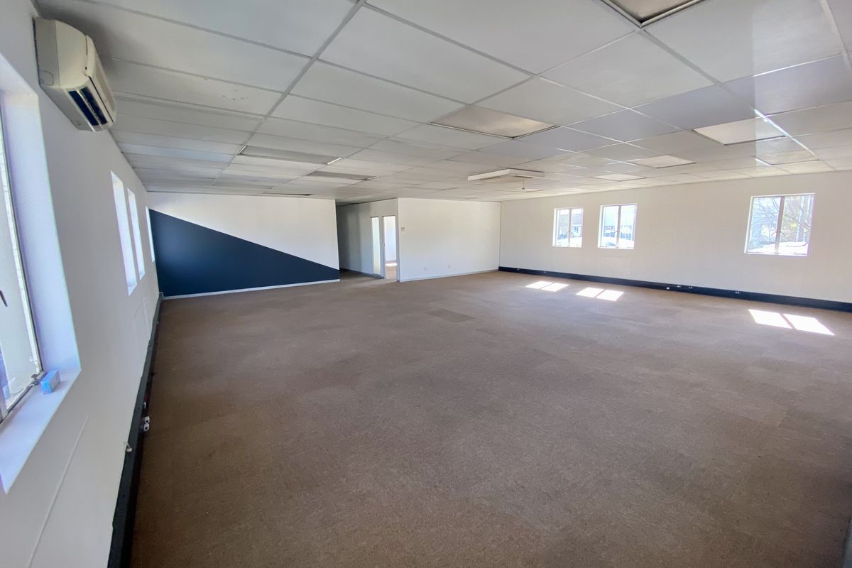 Fully fitted neat office in Corporate Park South with ample natural light. - Photo 3