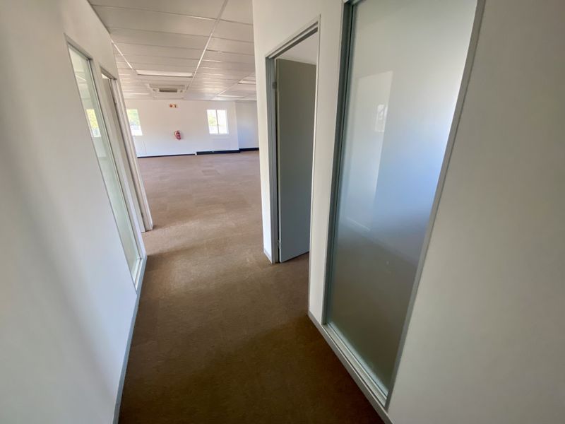 Fully fitted neat office in Corporate Park South with ample natural light. - Photo 2