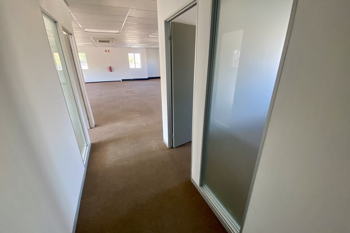 Fully fitted neat office in Corporate Park South with ample natural light. - Photo 2