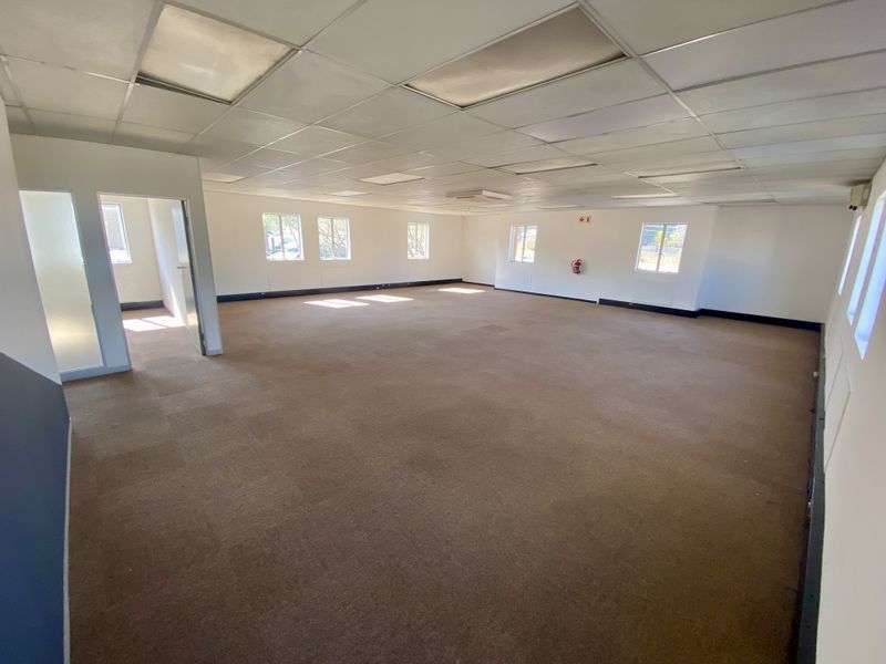 Fully fitted neat office in Corporate Park South with ample natural light. - Photo 4