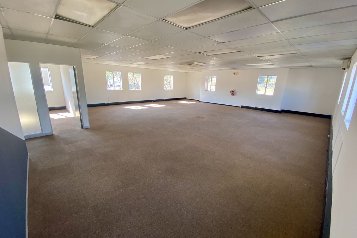 Fully fitted neat office in Corporate Park South with ample natural light. - Photo 4
