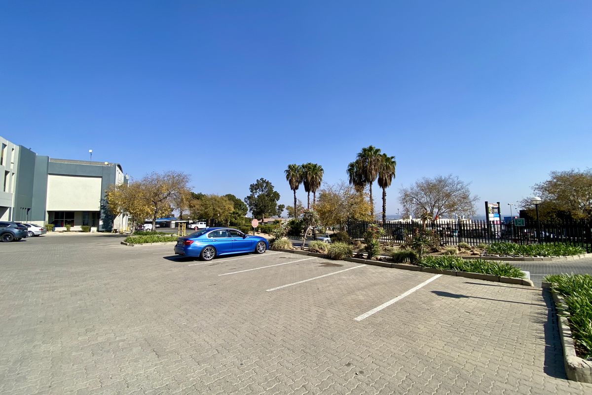 Retail, showroom or storage available at The Link in Halfwat House,Midrand. - Photo 2