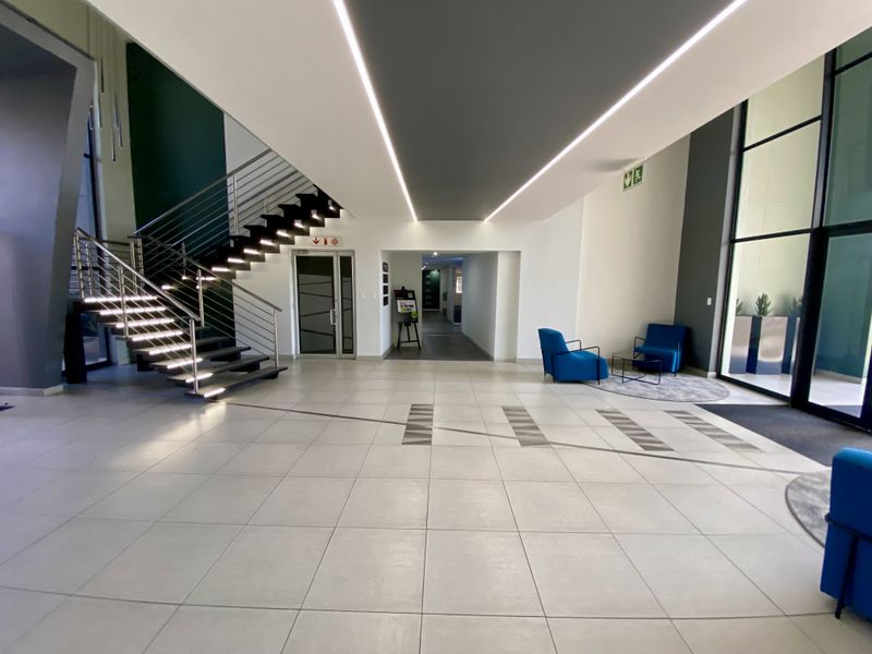 Bright white-boxed unit avalble to let at 1 River View Road, in Riverview Office Park - Photo 2