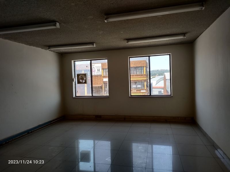 1300m2 warehouse FOR SALE - Photo 6