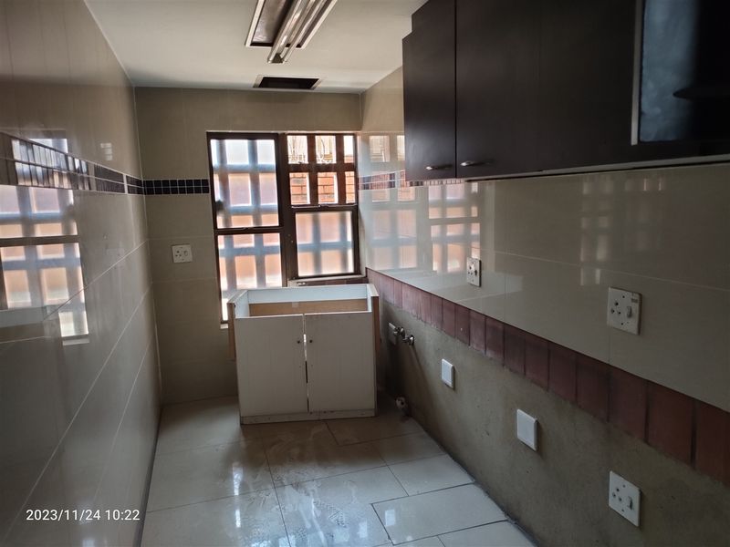 1300m2 warehouse FOR SALE - Photo 5