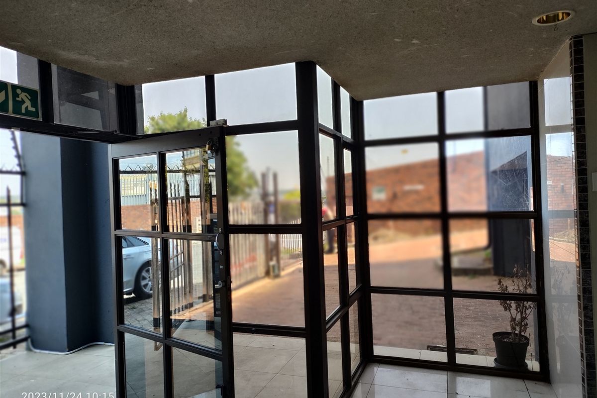 1300m2 warehouse FOR SALE - Photo 3