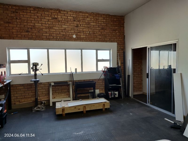 377m2  Warehouse  - TO LEASE - Photo 8