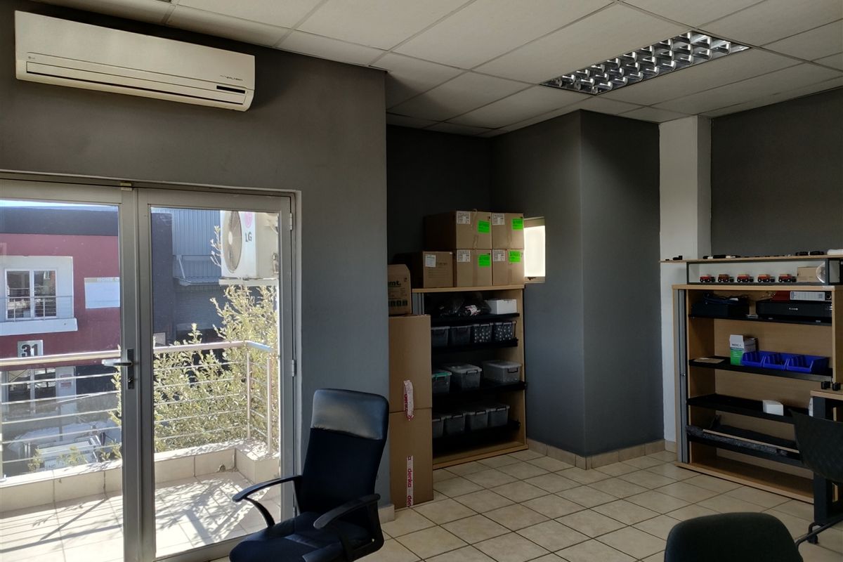 377m2  Warehouse  - TO LEASE - Photo 2