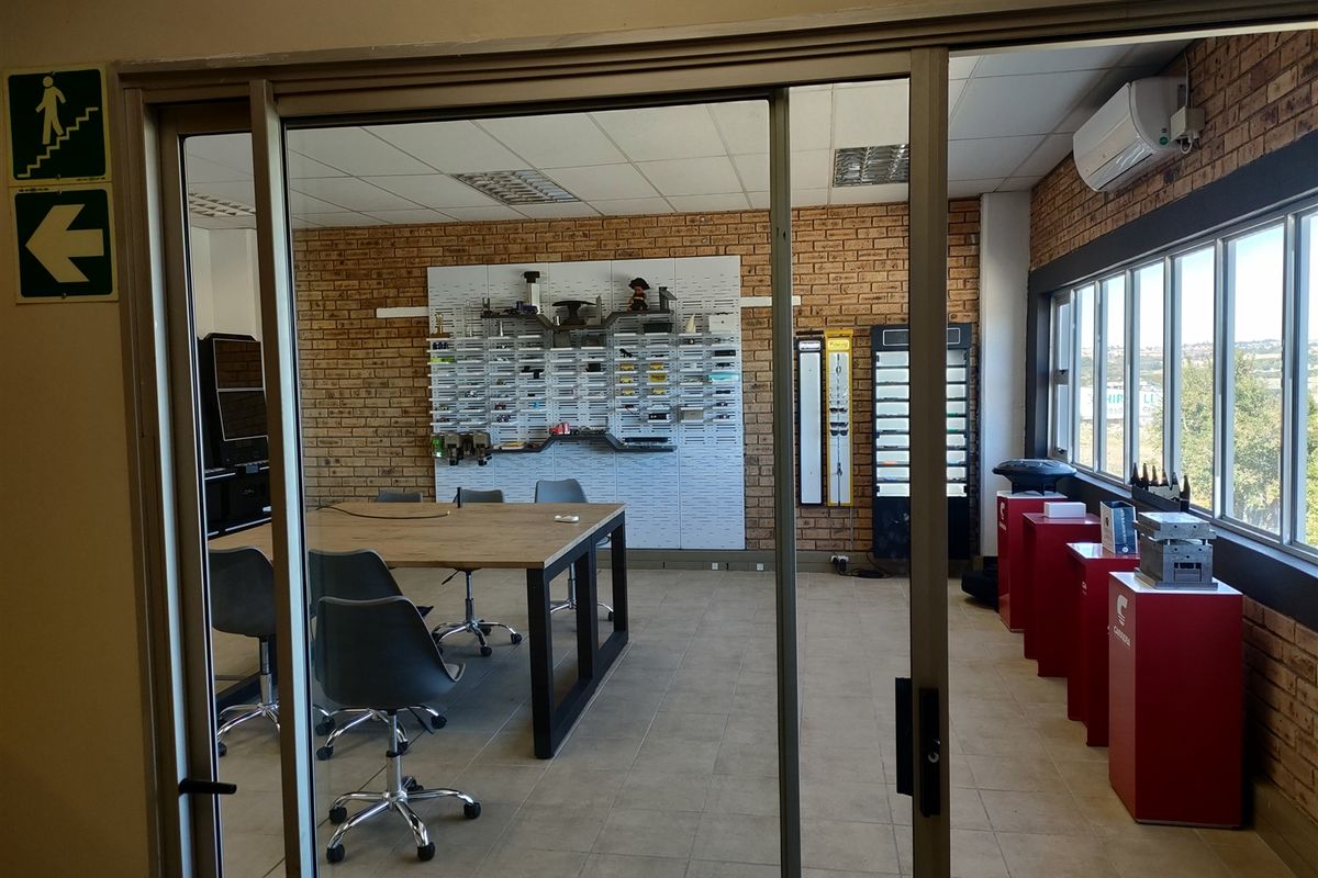 377m2  Warehouse  - TO LEASE - Photo 4