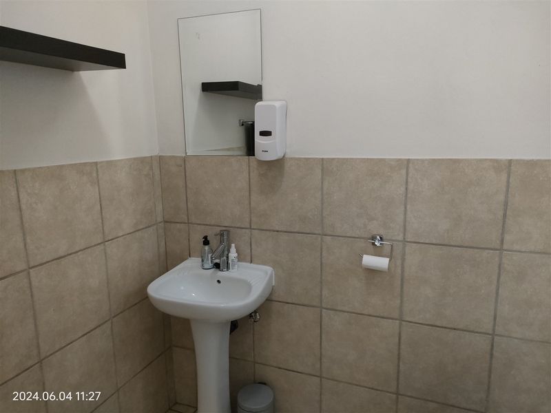 377m2  Warehouse  - TO LEASE - Photo 5