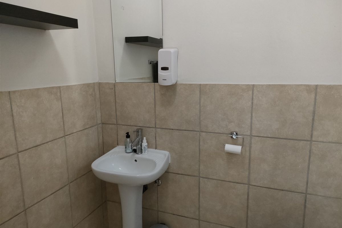 377m2  Warehouse  - TO LEASE - Photo 5