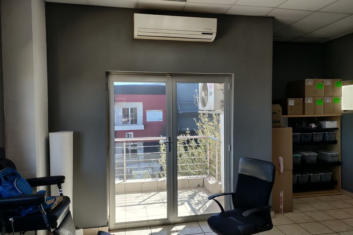 377m2  Warehouse  - TO LEASE - Photo 3